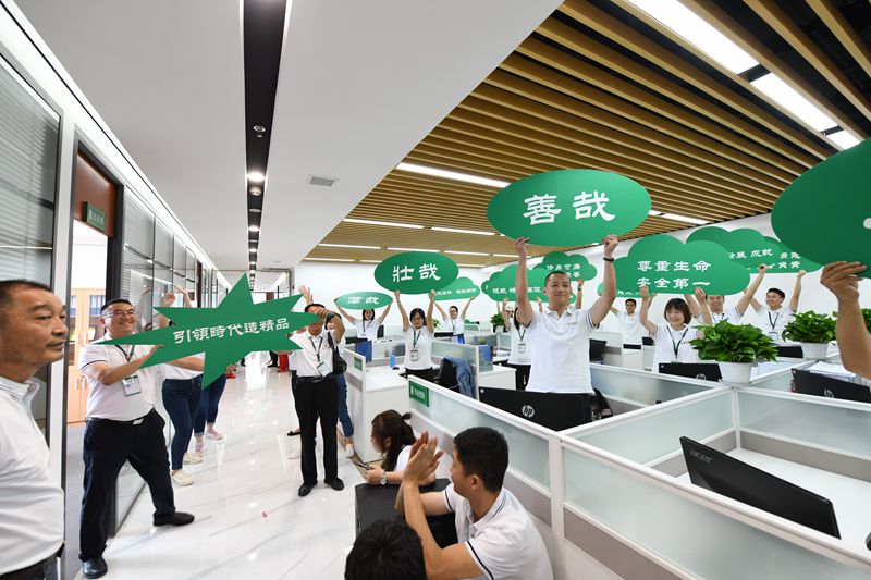 第十二工程公司唱跳、手舉寫有企業(yè)文化標語的KT板_副本