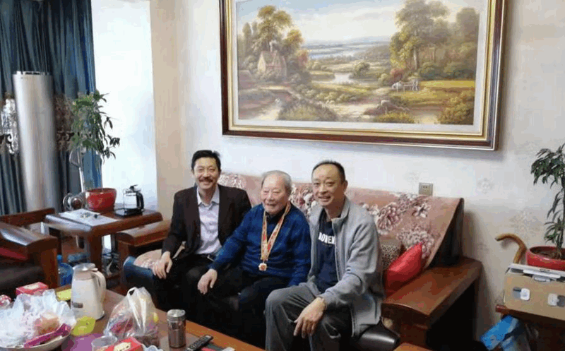 慰問公司榮獲中共中央、國(guó)務(wù)院、中央軍委頒發(fā)的“慶祝中華人民共和國(guó)成立70周年”紀(jì)念章的老黨員、離休干部胡成金同志_副本_副本