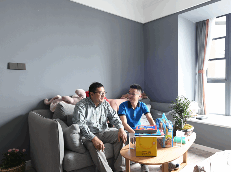 慰問公司駐涼山州昭覺縣幫扶工作隊(duì)員楊里_副本