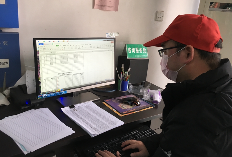 王建對(duì)領(lǐng)取口罩的人員核對(duì)信息、錄入信息